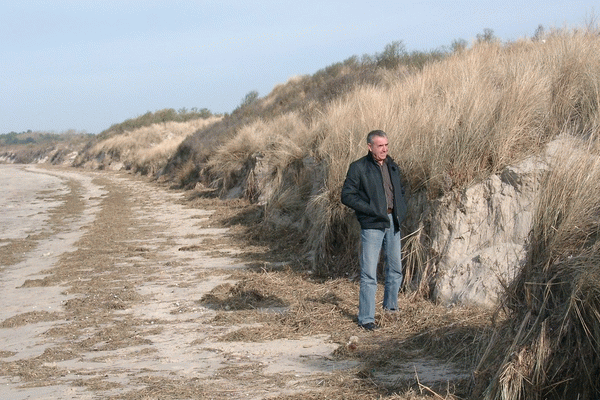 Au milieu du cordon dunaire (devant l’étang de pêche), il est constaté un recul d’un mètre
